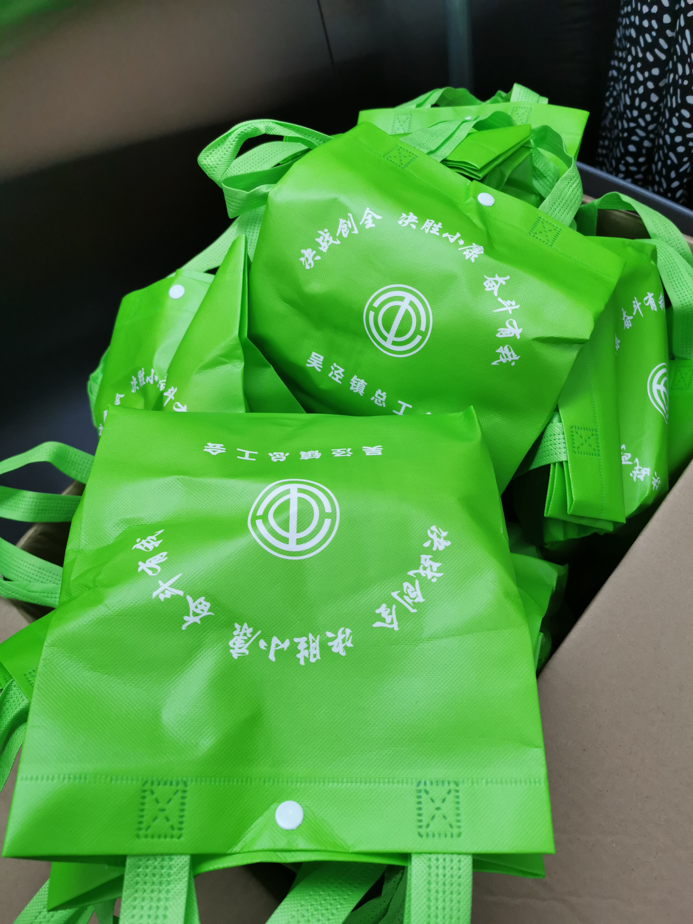 關(guān)愛職工 · 夏送清涼 | 寶開工會(huì)赴一線送清涼，致敬高溫下的堅(jiān)守